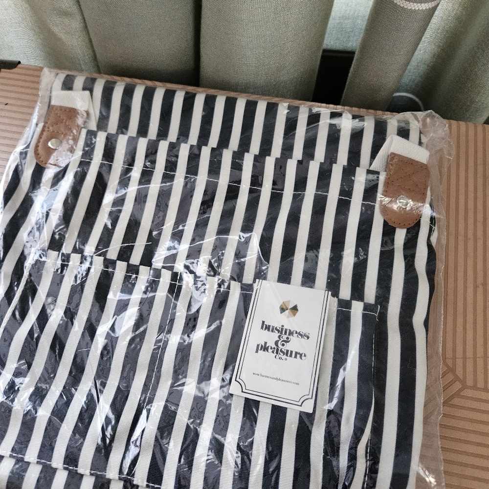 Business & Pleasure Striped Apron Lauren FabFitFun NWT One Size Adjustable Chic - Picture 4 of 8